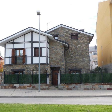 Casa Con Jardin Frente Ciudadela Villa Jaca Exterior photo