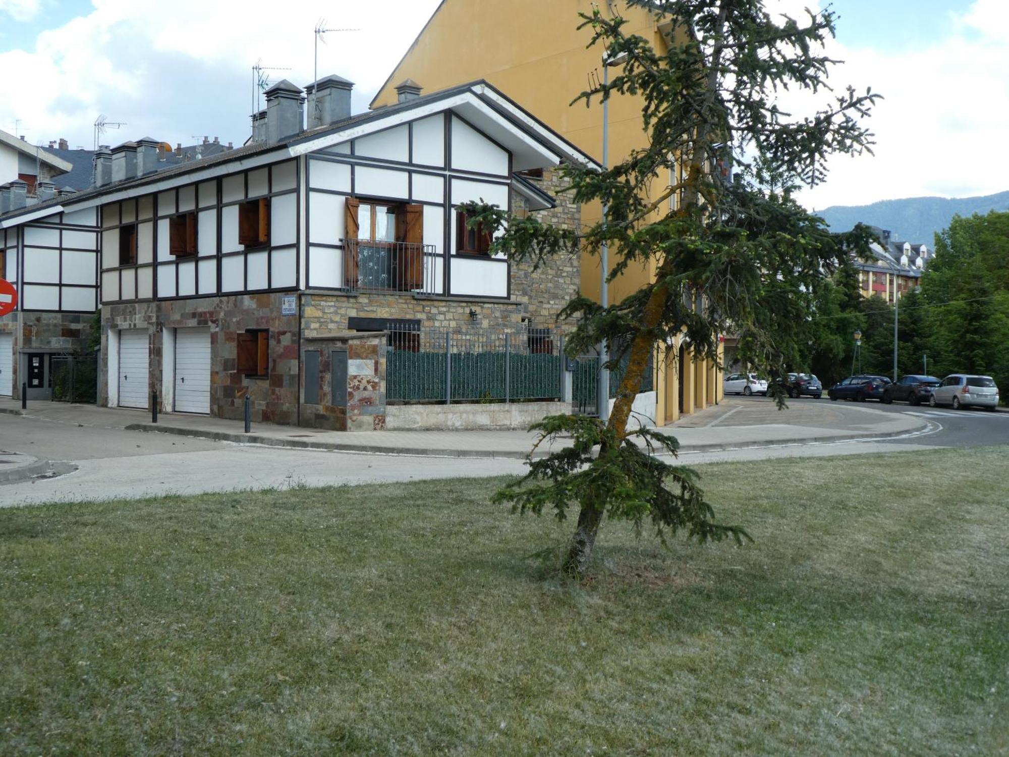 Casa Con Jardin Frente Ciudadela Villa Jaca Exterior photo