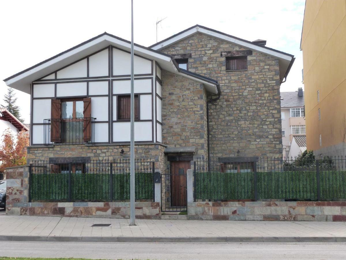 Casa Con Jardin Frente Ciudadela Villa Jaca Exterior photo