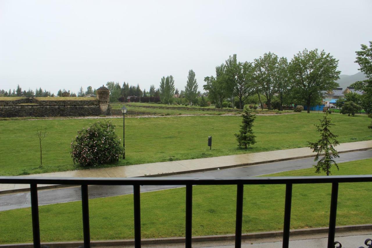 Casa Con Jardin Frente Ciudadela Villa Jaca Exterior photo
