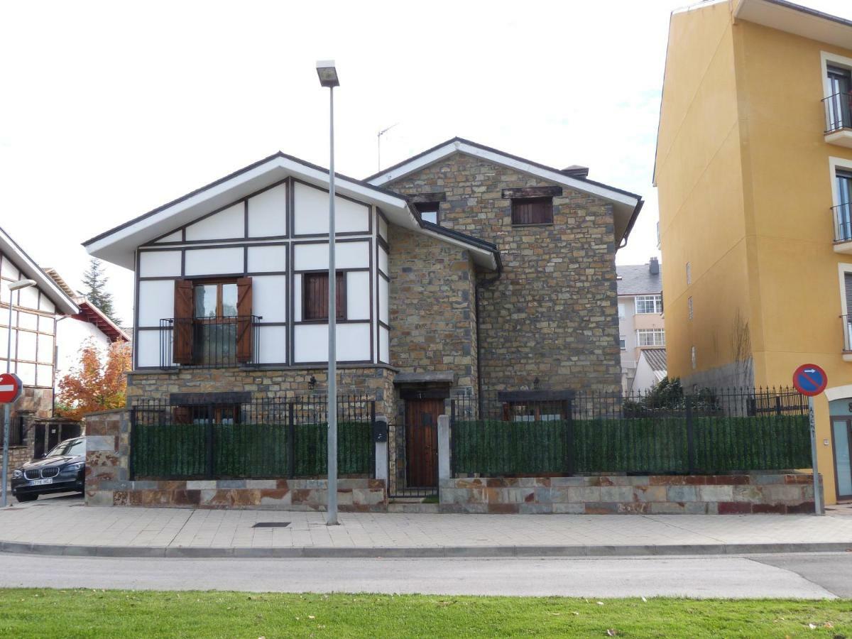 Casa Con Jardin Frente Ciudadela Villa Jaca Exterior photo